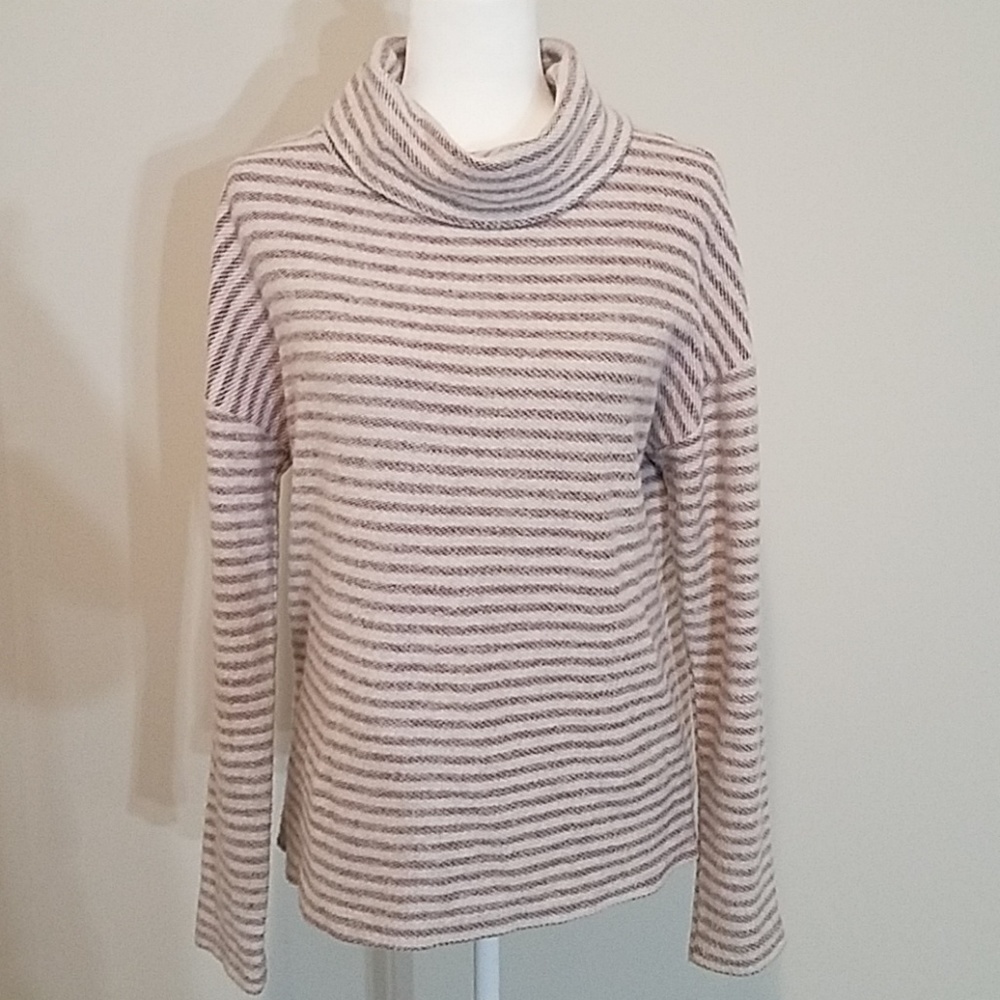 🌞2/$10 A New Day Cowl Sweater